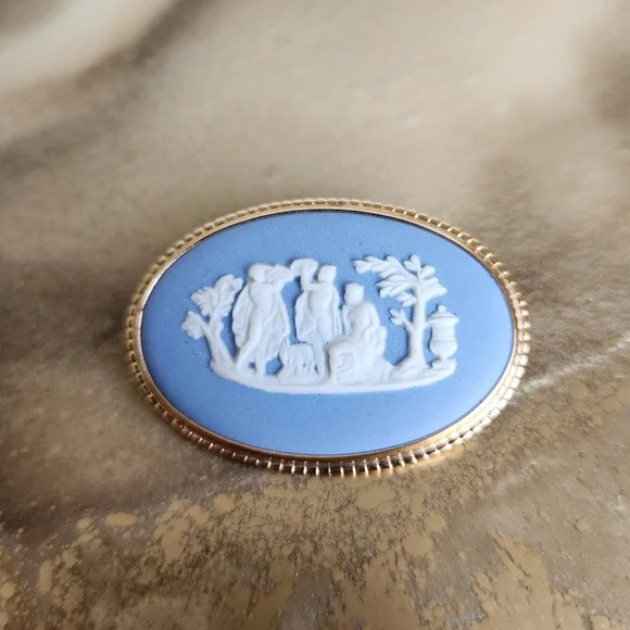 Vintage Wedgwood Jasperware Gold Plated Cameo Brooch | New in Original Box - Picture 1 of 8